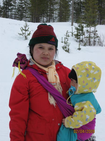 Äidin kainalossa